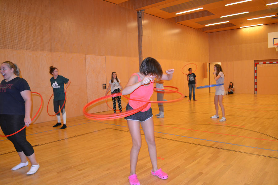 Hulahoop Wettbewerb im Schülerwohnhaus