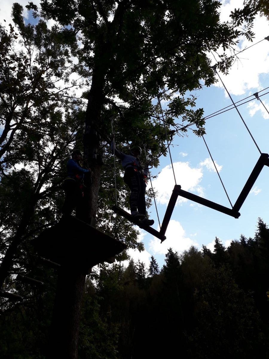 Turnunterricht im Kletterpark