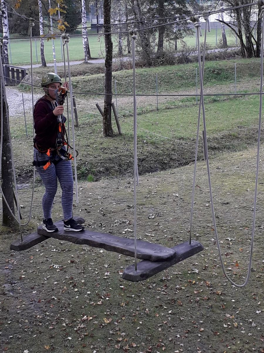 Turnunterricht im Kletterpark