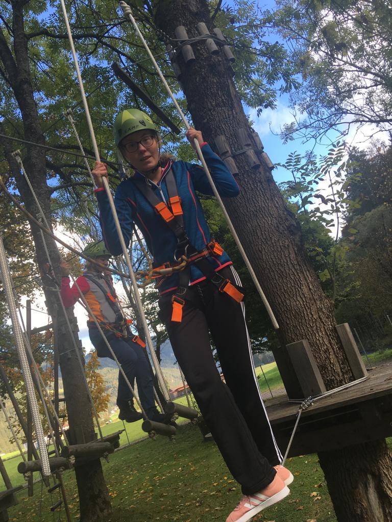 Turnunterricht im Kletterpark