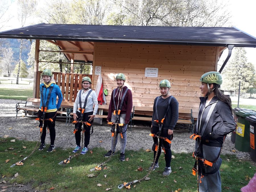 Turnunterricht im Kletterpark