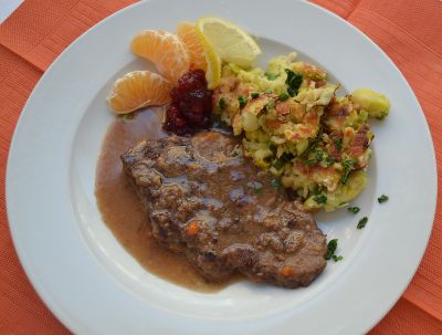 Rindsschnitzel mit Wurzelrahmsoße und Lauchschmarren