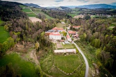 Schulhof Kirchberg am Walde