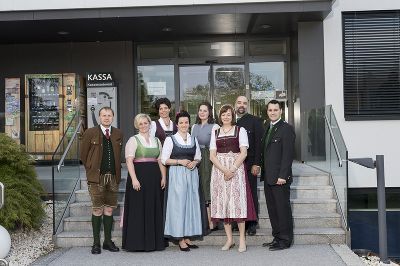 • von links nach rechts: DI Werner Brugner (Kammerdirektor Landwirtschaftskammer), Sabine Rinnhofer, Karin Pfandl, Margret Reinprecht, Christina Obendrauf, Ida Haas (ist keine Absolventin einer FSLE jedoch Wirtschaftsleiterin in Hartberg), DI Dieter Frei (Leiter Abteilung Bildung, Landwirtschaftskammer), Franz Heuberger (GF LFA, Landwirtschaftskammer)