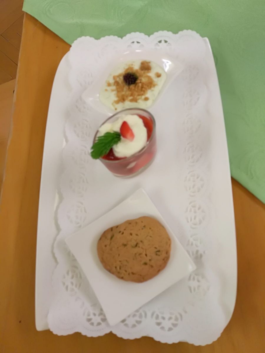 Dreierlei Dessert - Erdbeerrhabarbercreme, Maiwipferlcreme, Kräutertaler Dreierlei Dessert - Erdbeerrhabarbercreme, Maiwipferlcreme, Kräutertaler