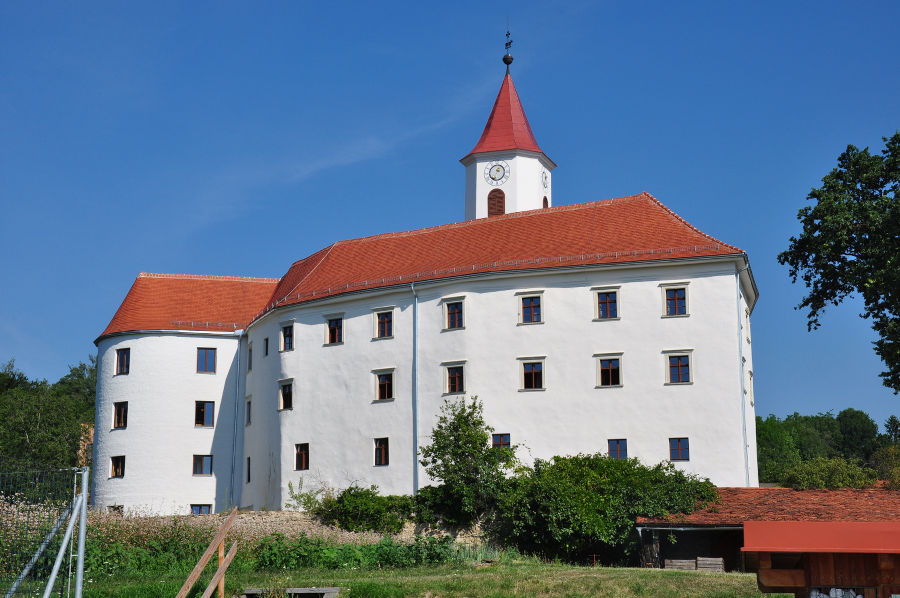 Wohnen im wunderschön saniertem Schloss