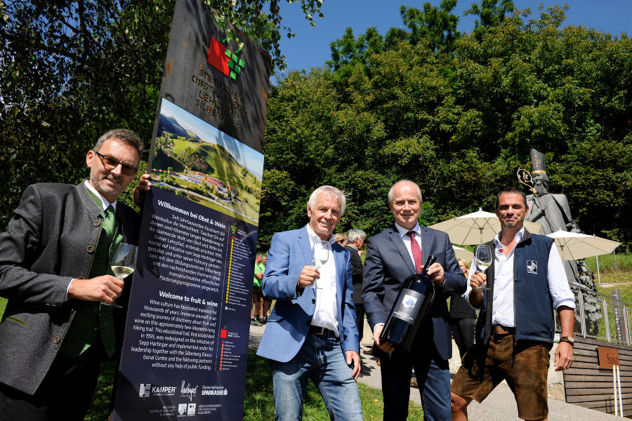 von links nach rechts: Direktor Ing. Reinhold Holler, Sepp Hartinger (Hartinger Consulting), Landesrat Johann Seitinger, Ing. Georg Innerhofer