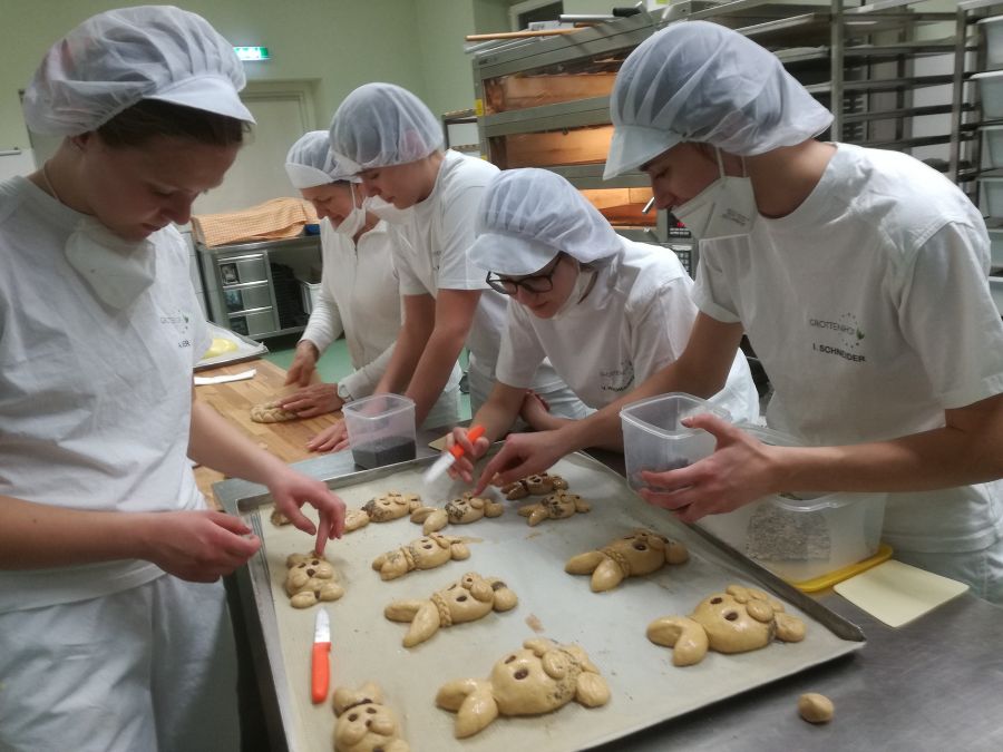 Schüler beim Backen