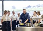 4-Hauben-Koch Richard Rauch kocht mit unseren Schüler*innen © FS Gröbming