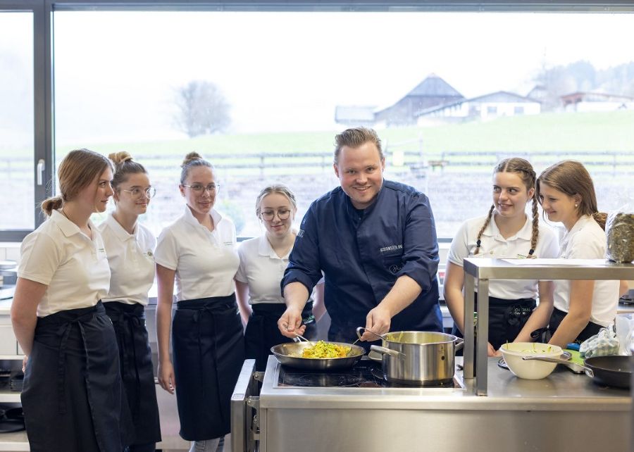 4-Hauben-Koch Richard Rauch kocht mit unseren Schüler*innen