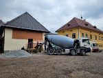Betonmischwagen - Lieferung Beton für die Zugangsrampe