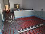 Verarbeitungsraum wird mit den roten Schläuchen für die Fußbodenheizung ausgelegt