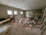 Bauschutt in einem Raum aufgrund der Abbrucharbeiten in der alten Hygieneschleuse der Fleischverarbeitung
