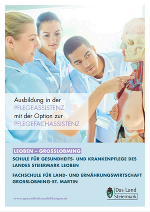 Schülerinnen und Schüler lernen an einem Anatomie-Modell