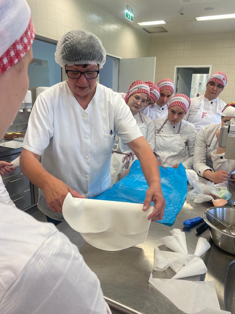 Projekt "Torten verzieren" mit Irmgard Bischof