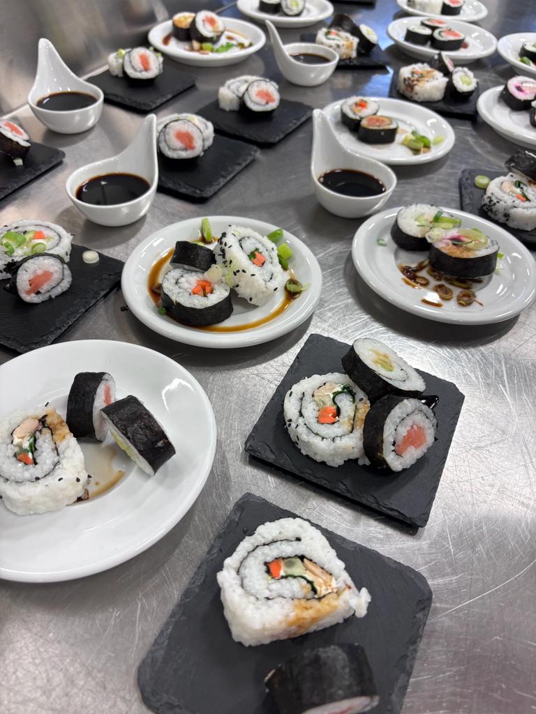 Sushi - handmade! Kostproben für unsere Gäste.