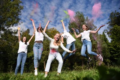 Schülerinnen mit Holi Farben