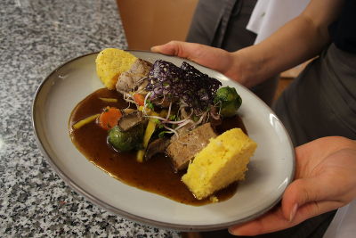 Zart gebratenes Schweinsfilet vom Vulkanlandschwein mit Polenta-Flan an Kräuterseitlingen, geschmorrtes Wintergemüse und Rotweinsauce