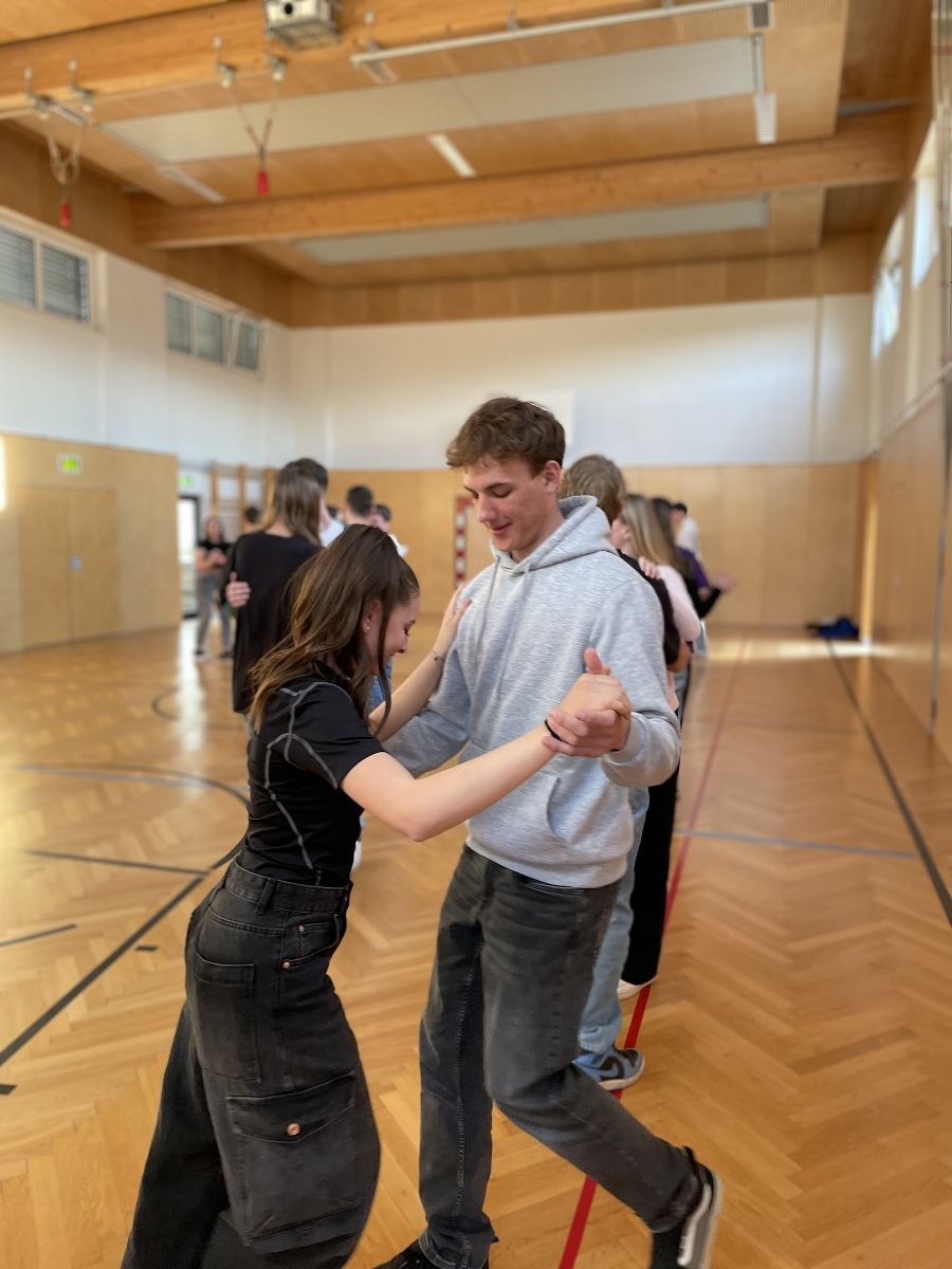 Tanzkurs für unsere Schüler:innen Tanzkurs für unsere Schüler:innen