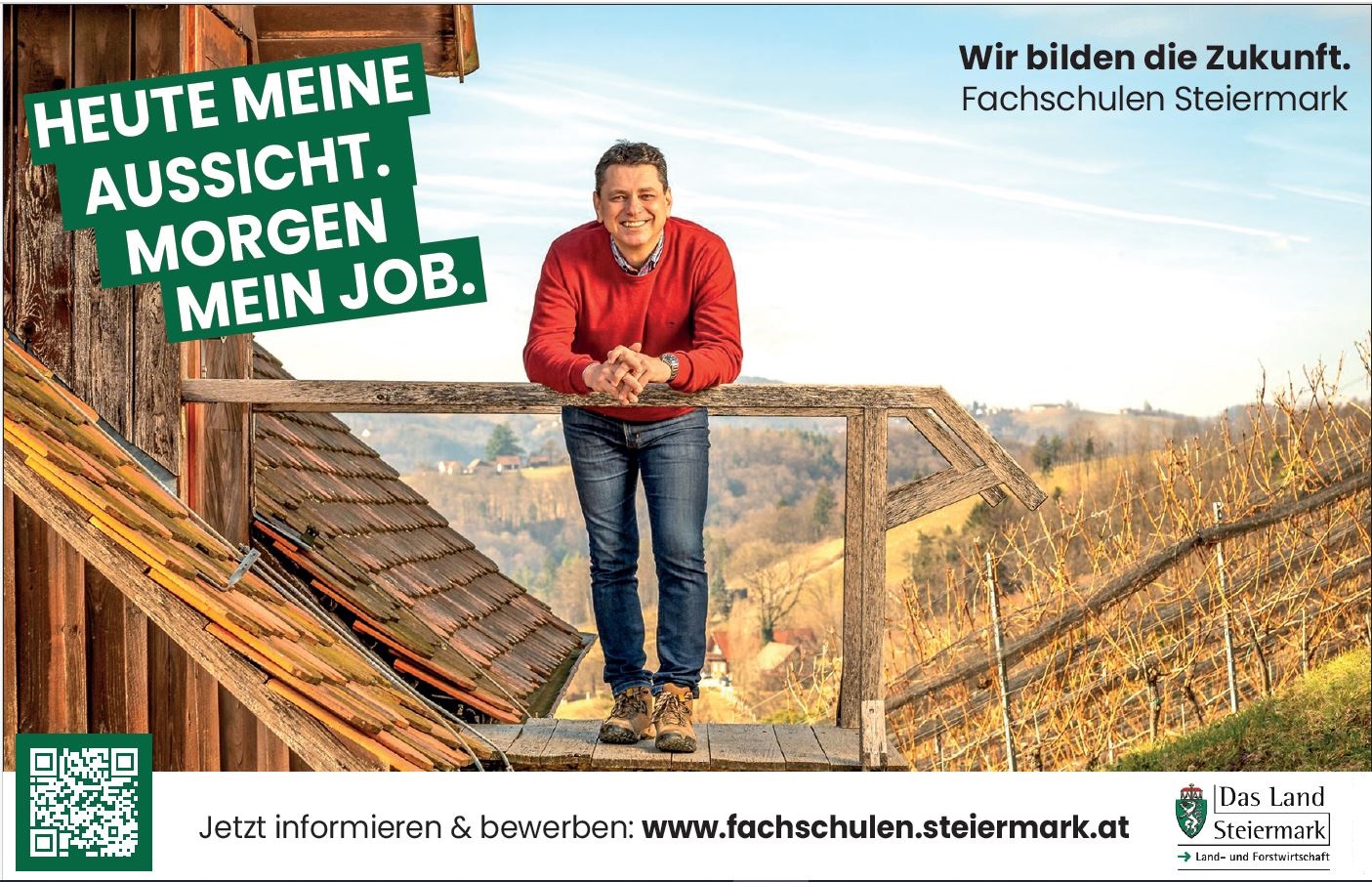 Mann mit rotem Pullover steht auf einem Holzpodest, im Hintergrund eine hügelige Landschaft. Spruch "Heute meine Aussicht. Morgen mein Job."