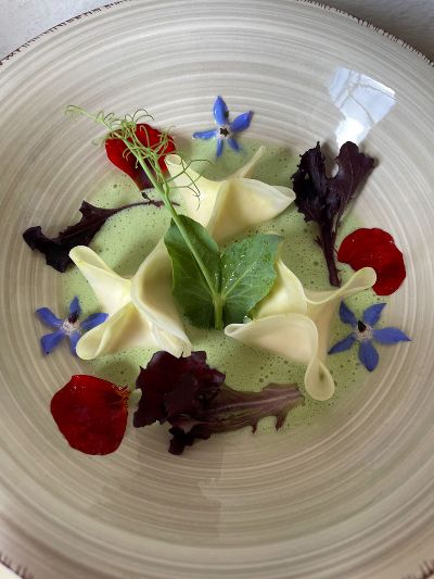 Kohlrabi-Ravioli mit Kräuter-Buttermilchsud