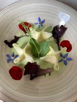 Kohlrabi-Ravioli mit Kräuter-Buttermilchsud © FS Schloss Stein