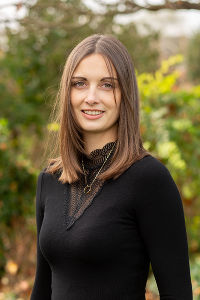 Lehrerin Christina Ganzi in schwarzer Bluse