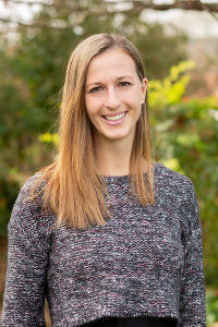 Lehrerin Tina Nußbacher in grauem Pullover