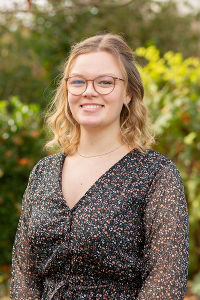 Lehrerin Julia Altmann in einem dunklen Kleid