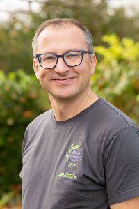 Hausmeister Klement Zwanzger in schwarzem Shirt