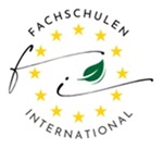 Logo mit Schriftzug Fachschule International mit einem Kreis aus gelben Sternen und in der Mitte ein grünes Blatt