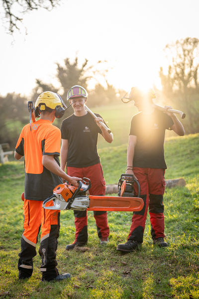Schüler:innen bei der Waldarbeit