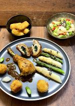 Sulmtaler Huhn mit Spargel und Knusperkartoffeln © FS Schloss Stein